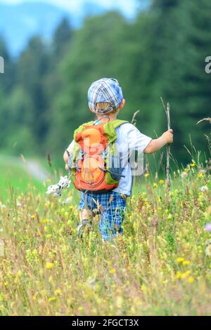 Cute little boy faisant une randonnée dans la nature de la pré-alpes près de Sulzberg dans l'ouest de l'autriche Banque D'Images