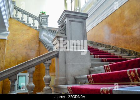 Novi Sad, Serbie - juin 12. 2019: Cour du patriarcat de Sremski Karlovci, Serbie. Escaliers et hall dans le bâtiment de la Cour patriarcale. Banque D'Images