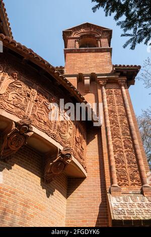 Watts Cemetery Chapel dans le village de Compton, Surrey, Angleterre, Royaume-Uni, un bâtiment classé de catégorie I dans le style de l'art et de l'artisanat. Relief terre cuite Banque D'Images