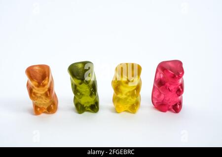 Collection d'ours en gelée colorés sur fond blanc