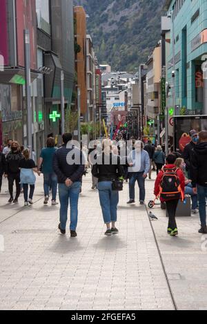 Andorre la Vella : 2021 avril 24 : Andorre centre ville la vella, capitale de l'Andorre dans le temps du virus COVID-19 , dans l'après-midi la rue principale Banque D'Images