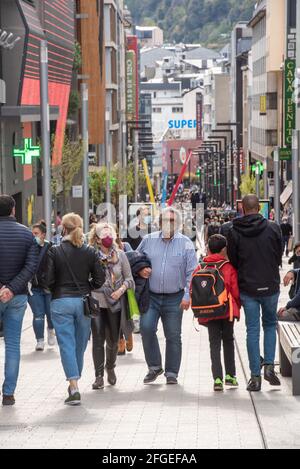 Andorre la Vella : 2021 avril 24 : Andorre centre ville la vella, capitale de l'Andorre dans le temps du virus COVID-19 , dans l'après-midi la rue principale Banque D'Images