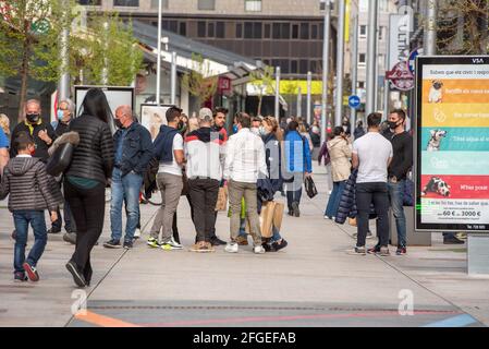 Andorre la Vella : 2021 avril 24 : Andorre centre ville la vella, capitale de l'Andorre dans le temps du virus COVID-19 , dans l'après-midi la rue principale Banque D'Images