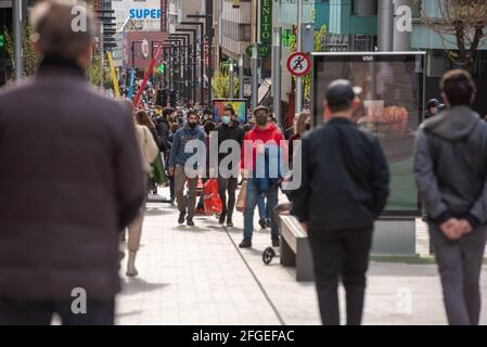 Andorre la Vella : 2021 avril 24 : Andorre centre ville la vella, capitale de l'Andorre dans le temps du virus COVID-19 , dans l'après-midi la rue principale Banque D'Images