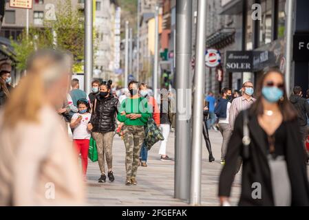 Andorre la Vella : 2021 avril 24 : Andorre centre ville la vella, capitale de l'Andorre dans le temps du virus COVID-19 , dans l'après-midi la rue principale Banque D'Images