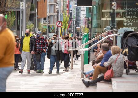 Andorre la Vella : 2021 avril 24 : Andorre centre ville la vella, capitale de l'Andorre dans le temps du virus COVID-19 , dans l'après-midi la rue principale Banque D'Images