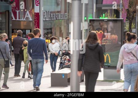 Andorre la Vella : 2021 avril 24 : Andorre centre ville la vella, capitale de l'Andorre dans le temps du virus COVID-19 , dans l'après-midi la rue principale Banque D'Images