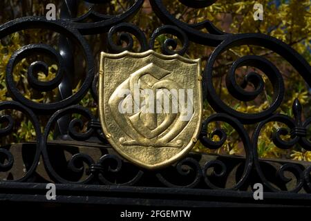 Porte avec bouclier et monogramme, église Sainte-Marie, Moseley, Birmingham, Angleterre, ROYAUME-UNI Banque D'Images