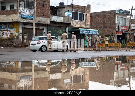 Contrôle de police au point d'entrée pour empêcher les personnes d'entrer à delhi pendant l'écluse sous COVID 19 conona virus pendmic. Banque D'Images