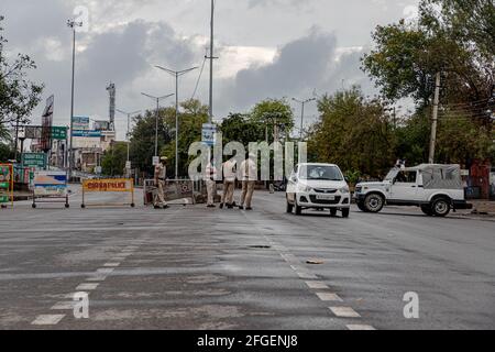 Contrôle de police au point d'entrée pour empêcher les personnes d'entrer à delhi pendant l'écluse sous COVID 19 conona virus pendmic. Banque D'Images