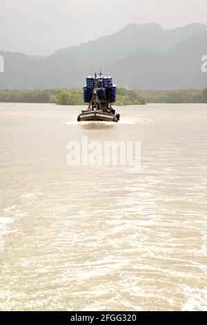 Bateau de pêche thaïlandais utilisés comme moyen de trouver des poissons dans la mer. Banque D'Images