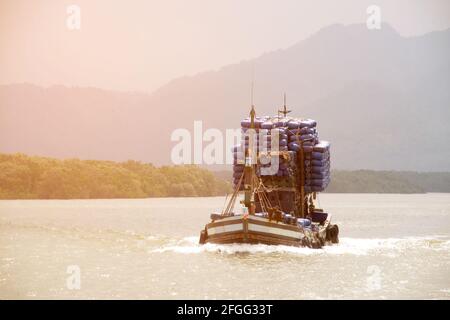 Bateau de pêche thaïlandais utilisés comme moyen de trouver des poissons dans la mer. Banque D'Images