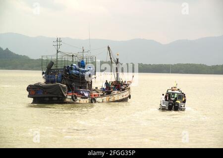 Bateau de pêche thaïlandais utilisés comme moyen de trouver des poissons dans la mer. Banque D'Images