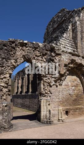 Porte menant au réfectoire depuis le cloître de l'abbaye de Tintern, Monbucshire, pays de Galles, Royaume-Uni Banque D'Images