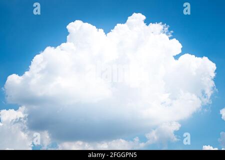 Gros nuages Cumulonimbus simples. nuage cumulus. Boursouflé ou cotonné nuage bleu ciel blanc nuages moelleux ciel bleu paysage. Banque D'Images