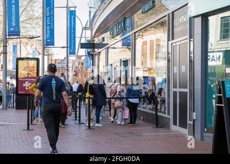 Magasins - la foule revient dans les magasins après Covid Banque D'Images