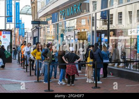 Retail - Primark - la foule fait la queue pour retourner dans les magasins Après Covid Banque D'Images