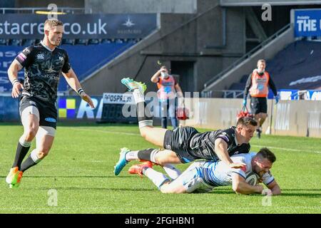 Swansea, Royaume-Uni. 24 avril 2021. Owen Lane de Cardiff Blues est attaqué par Owen Watkin d'Osprey lors du match de la coupe arc-en-ciel Guinness PRO14 entre Osprey et Cardiff Blues au Liberty Stadium de Swansea, au pays de Galles, au Royaume-Uni, le 24 avril 2021. Les stades sportifs du Royaume-Uni restent soumis à des restrictions strictes en raison de la pandémie du coronavirus, car les lois de distanciation sociale du gouvernement interdisent aux fans à l'intérieur des lieux, ce qui entraîne des matchs à huis clos. Crédit : Duncan Thomas/Majestic Media/Alay Live News. Banque D'Images