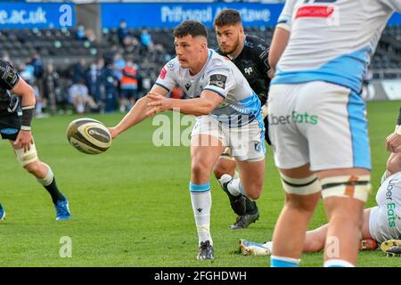 Swansea, Royaume-Uni. 24 avril 2021. Ellis Bevan de Cardiff Blues passe le ballon lors du match de la coupe Guinness PRO14 Rainbow entre Osprey et Cardiff Blues au Liberty Stadium de Swansea, pays de Galles, Royaume-Uni, le 24 avril 2021. Les stades sportifs du Royaume-Uni restent soumis à des restrictions strictes en raison de la pandémie du coronavirus, car les lois de distanciation sociale du gouvernement interdisent aux fans à l'intérieur des lieux, ce qui entraîne des matchs à huis clos. Crédit : Duncan Thomas/Majestic Media/Alay Live News. Banque D'Images