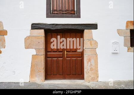 Façade blanche avec porte en bois et boîte aux lettres blanche Banque D'Images