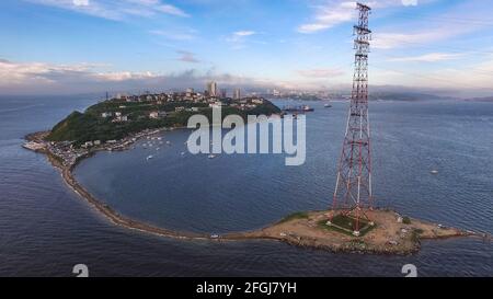 Vue aérienne de la ville balnéaire avec de beaux paysages et de littoral pittoresque. Vladivostok, Russie Banque D'Images