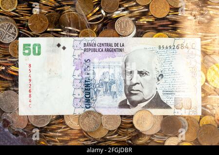 50 pesos argentins billet, peso argentino, cinquante pesos facture. Monnaie papier Argentine parmi beaucoup d'autres pièces, billets de banque du monde entier, bus Banque D'Images