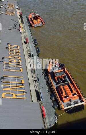 RNLI Tower Lifeboat Station, Lifeboat Pier, Waterloo Bridge, Victoria Embankment, Londres, Royaume-Uni Banque D'Images