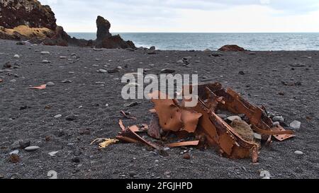 Vestiges rouillés de l'épave du chalutier de pêche Grimsby Epine (GY7) à la plage de Djúpalónssandur sur la côte ouest de la péninsule de Snæfellsnes, en Islande. Banque D'Images