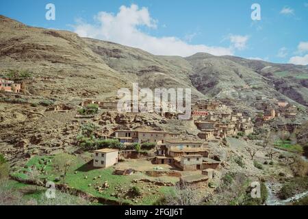 Un petit village avec de vieux bâtiments de toit de terrasse de boue plate dans la zone rurale de la chaîne de montagnes de l'Atlas. Maroc. Banque D'Images