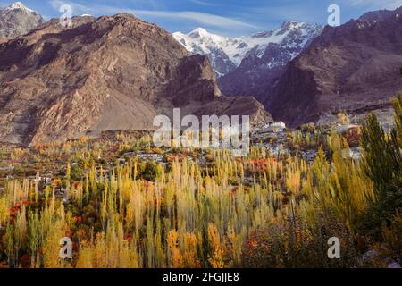 Scène d'automne dans la vallée de Hunza avec une vue sur le fort de Baltit sur la colline et la neige a couvert la chaîne de montagnes de Karakoram en arrière-plan, Karimabad. Gilgit Balt Banque D'Images