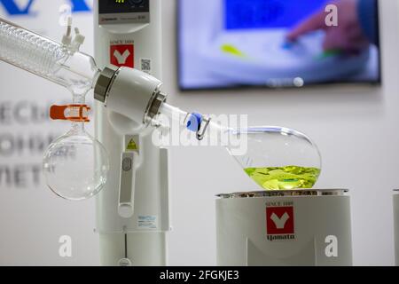 Moscou, Russie - 14 avril 2021 : évaporateur rotatif de laboratoire, ballon chimique rotatif pour évaporer le solvant du liquide jaune à l'usine de pharmacie ou Banque D'Images