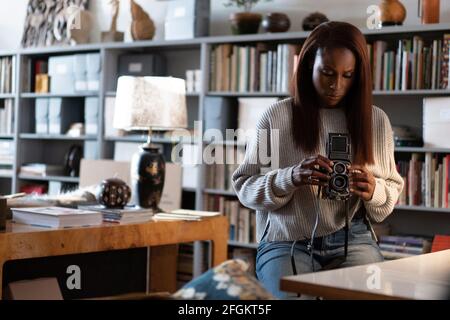 ISSA RAE dans LA PHOTOGRAPHIE (2020), réalisé par STELLA MEGHIE. Credit: Perfect World Pictures / Wwill Packer Productions / Album Banque D'Images