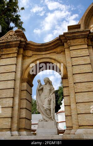 Bâtiments historiques et monuments de Séville, Espagne. Détails architecturaux, façade en pierre et musées Europe. Palais de Maria Luisa avec une arche et une base Banque D'Images