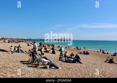 Personnes bénéficiant de l'assouplissement des restrictions de verrouillage à Brighton, Angleterre, Royaume-Uni. Banque D'Images