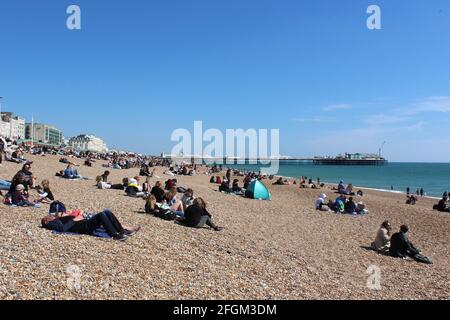 Personnes bénéficiant de l'assouplissement des restrictions de verrouillage à Brighton, Angleterre, Royaume-Uni. Banque D'Images