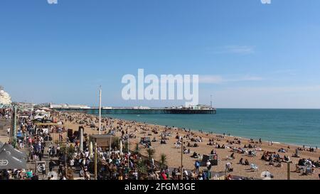 Personnes bénéficiant de l'assouplissement des restrictions de verrouillage à Brighton, Angleterre, Royaume-Uni. Banque D'Images