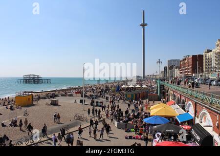 Personnes bénéficiant de l'assouplissement des restrictions de verrouillage à Brighton, Angleterre, Royaume-Uni. Banque D'Images