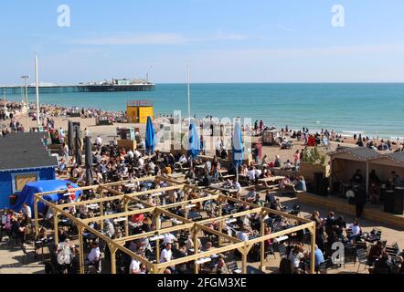 Les foules retournent aux pubs de Brighton en bord de mer après que les restrictions de confinement aient été assouplies. Repas en plein air avec les gens qui s'amusent. Belle journée de printemps. Banque D'Images