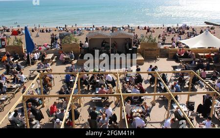 Les foules retournent aux pubs de Brighton en bord de mer après que les restrictions de confinement aient été assouplies. Repas en plein air avec les gens qui s'amusent. Belle journée de printemps. Banque D'Images