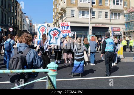 Manifestation contre le projet de loi de police dans les rues de Brighton, Angleterre, Royaume-Uni Banque D'Images