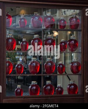 Vitrine du restaurant avec des bouteilles rouges de compote exposées du côté de la rue. 10 août 2018 Kiev, Ukraine Banque D'Images