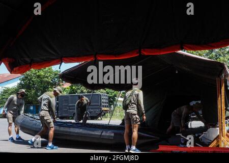 Banyuwangi, Indonésie. 25 avril 2021. Des membres de l'équipe de plongée de la Marine indonésienne se préparent à l'opération de recherche et de sauvetage du sous-marin KRI Nanggala-402 au port de Tanjung Wangi à Banyuwangi, East Java, Indonésie, le 25 avril 2021. L'armée indonésienne a déclaré samedi après-midi qu'elle avait relevé le statut de recherche du sous-marin disparu de SUBMISS à SUBUNK. La décision a été prise après qu'ils aient trouvé des preuves authentiques de débris soupçonnés d'être de la KRI Nanggala-402, dont l'un ressemble à un tube de torpille. Credit: Kurniawan/Xinhua/Alay Live News Banque D'Images