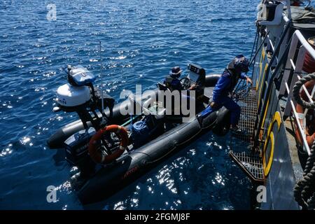 Banyuwangi, Indonésie. 25 avril 2021. Des policiers indonésiens de l'eau se préparent à l'opération de recherche et de sauvetage du sous-marin KRI Nanggala-402 au port de Tanjung Wangi à Banyuwangi, Java-est, Indonésie, le 25 avril 2021. L'armée indonésienne a déclaré samedi après-midi qu'elle avait relevé le statut de recherche du sous-marin disparu de SUBMISS à SUBUNK. La décision a été prise après qu'ils aient trouvé des preuves authentiques de débris soupçonnés d'être de la KRI Nanggala-402, dont l'un ressemble à un tube de torpille. Credit: Kurniawan/Xinhua/Alay Live News Banque D'Images