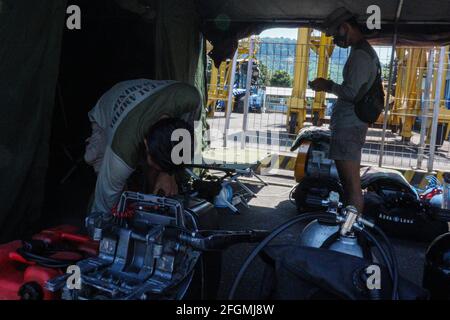 Banyuwangi, Indonésie. 25 avril 2021. Des membres de l'équipe de plongée de la Marine indonésienne se préparent à l'opération de recherche et de sauvetage du sous-marin KRI Nanggala-402 au port de Tanjung Wangi à Banyuwangi, East Java, Indonésie, le 25 avril 2021. L'armée indonésienne a déclaré samedi après-midi qu'elle avait relevé le statut de recherche du sous-marin disparu de SUBMISS à SUBUNK. La décision a été prise après qu'ils aient trouvé des preuves authentiques de débris soupçonnés d'être de la KRI Nanggala-402, dont l'un ressemble à un tube de torpille. Credit: Kurniawan/Xinhua/Alay Live News Banque D'Images