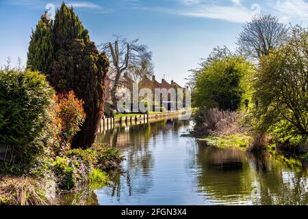 Maisons le long de la rivière Ivel à Langford par Henlow Common et Langford Meadows, Bedfordshire, Royaume-Uni Banque D'Images