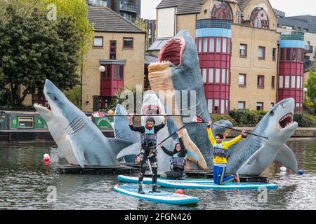 Londres, Royaume-Uni. 25 avril 2021. Les membres du club nautique de Sub Islington admirent l'installation artistique de cinq requins en polystyrène et en fibre de verre de l'artiste Jaimie Shorter, qui sont au milieu du bassin de la route de la ville, au plaisir de ceux qui vivent autour d'eux. Paul Quezada-Neiman/Alay Live News crédit: Paul Quezada-Neiman/Alay Live News Banque D'Images