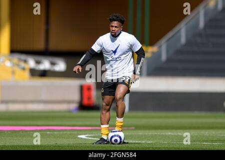 Wolverhampton, Royaume-Uni. 25 avril 2021. Adama Traore #37 de Wolverhampton Wanderers s'échauffe avant le match à Wolverhampton, Royaume-Uni le 4/25/2021. (Photo de Simon Whitehead/News Images/Sipa USA) crédit: SIPA USA/Alay Live News Banque D'Images