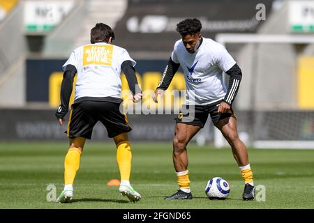 Adama Traore #37 de Wolverhampton Wanderers se réchauffant avant le jeu Banque D'Images