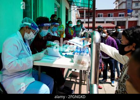 Katmandou, Népal. 25 avril 2021. Les gens sont en ligne pour un test de réaction en chaîne de polymérase (PCR) à mesure que le nombre de coronavirus augmente, en raison de la deuxième vague de COVID-19 déclenchée par la nouvelle variante du coronavirus à l'hôpital de Teku (hôpital des maladies tropicales et infectieuses de Shukraaj) à Katmandou, au Népal, le dimanche 25 avril 2021. Crédit: Skanda Gautam/ZUMA Wire/Alay Live News Banque D'Images