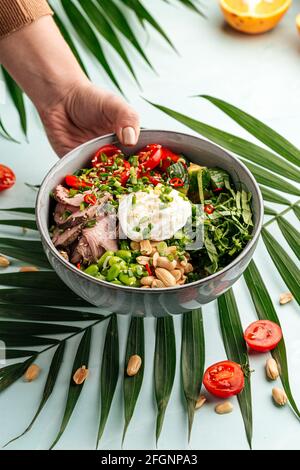 Rôti de bœuf avec œufs pochés et légumes Banque D'Images